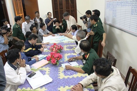 Ban chỉ huy tiền phương triển khai công tác cứu hộ cứu nạn được thành lập ngay trong đêm 30-10 để tìm kiếm thuyền viên mất tích. Ảnh: Nguyễn Tân