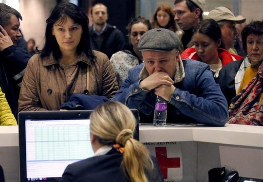 Người thân chờ thông tin ở sân bay tại St. Petersburg. Ảnh: EPA