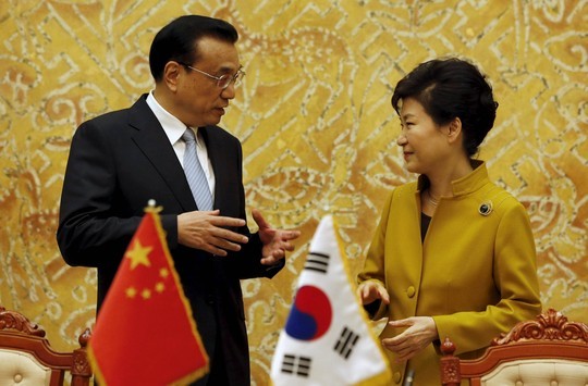 Tổng thống Hàn Quốc Park Geun-hye và Thủ tướng Trung Quốc Lý Khắc Cường tại cuộc gặp hôm 31-10 Ảnh: REUTERS