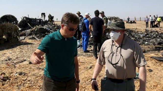 Bộ trưởng Giao thông Nga Maxim Sokolov (trái) làm việc với một điều tra viên tại hiện trường vụ rơi máy bay Nga ở Sinai, Ai Cập - Ảnh: Reuters