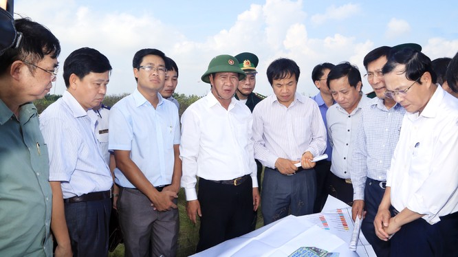 Ông Lê Văn Thành, Bí thư Thành ủy, Chủ tịch UBND thành phố Hải Phòng cùng lãnh đạo doanh nghiệp xây dựng Xuân Trường đi khảo sát thực địa đảo Cái Tráp