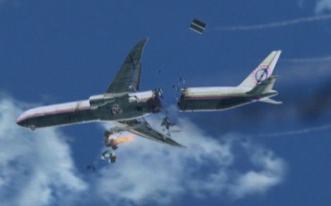 Máy bay đã vỡ đôi trên bầu trời