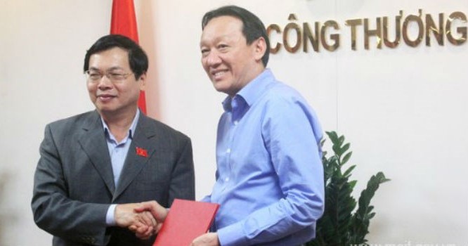 Bộ trưởng Vũ Huy Hoàng trao quyết định cho ông Phan Đăng Tuất. Ảnh: MOIT