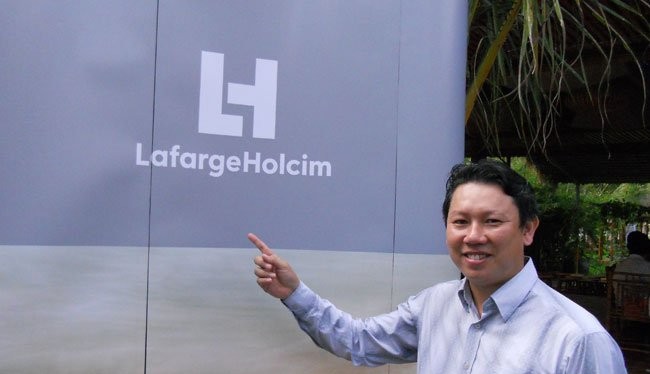 Ông Nguyễn Công Minh Bảo đang giới thiệu về quá trình sáp nhập LafargeHolcim - Ảnh: Văn Nam