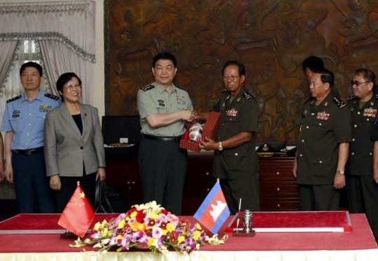 Bộ trưởng Quốc phòng Campuchia Tea Banh và người đồng cấp Trung Quốc Thường Vạn Toàn (trái) tại Phnom Penh ngày 6-11 Ảnh: REUTERS