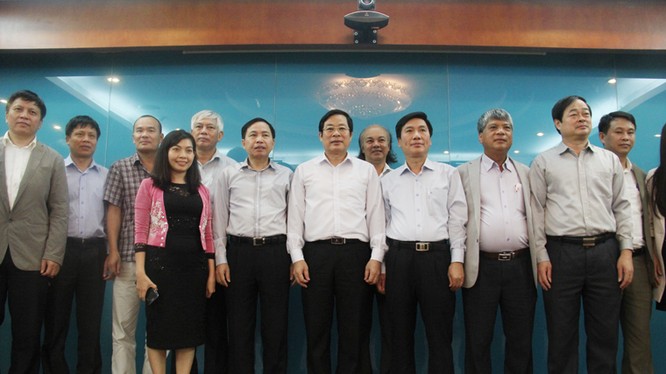  Bộ trưởng Nguyễn Bắc Son chụp ảnh lưu niệm cùng với lãnh đạo UBND tỉnh Thái Nguyên