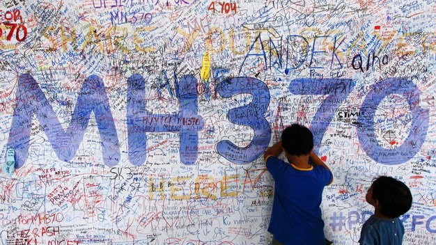 Thông điệp cầu nguyện cho những hành khách trên chuyến bay MH370 Ảnh: Reuters