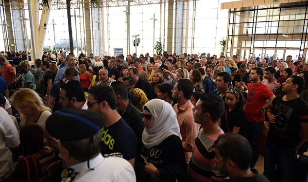 Các du khách mệt mỏi phải chờ đợi để có chuyến bay rời khỏi Sharm El Sheikh - Ảnh: AFP