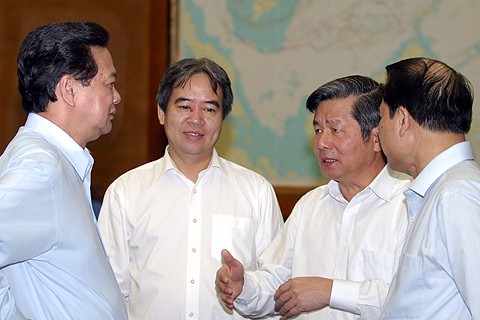 Thủ tướng Nguyễn Tấn Dũng, Phó Thủ tướng Vũ Văn Ninh trao đổi với Bộ trưởng Bùi Quang Vinh và Thống đốc Nguyễn Văn Bình