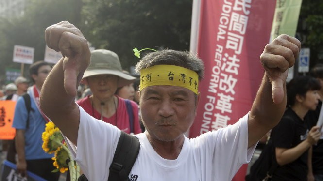 Ngày 7-11 tại Đài Bắc, người dân Đài Loan bày tỏ sự không hài lòng về cuộc gặp ở Singapore - Ảnh: Reuters