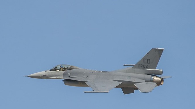 F-16V mới nhất bay thử nghiệm ngày 16.10.2015 - Ảnh: LM