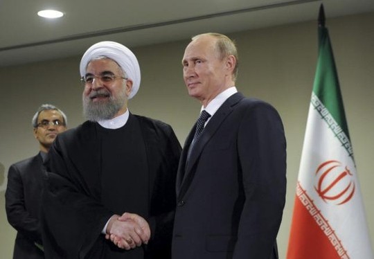 Tổng thống Nga Vladimir Putin (phải) bắt tay người đồng cấp Iran Hassan Rouhani bên lề cuộc họp Đại hội đồng Liên Hiệp Quốc tại New York - Mỹ ngày 28-9. Ảnh: Reuters