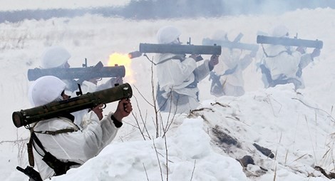 Các đơn vị lính dù của Nga tập trận cùng súng phóng lửa Bumblebee tại vùng Ryazan. Ảnh: SPUTNIK 
