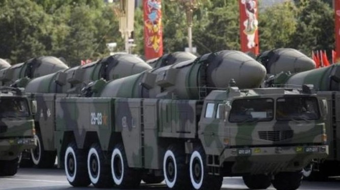 Các tên lửa liên lục địa trong một cuộc duyệt binh ở thủ đô Bắc Kinh, Trung Quốc hồi năm 2009 - Ảnh: Reuters