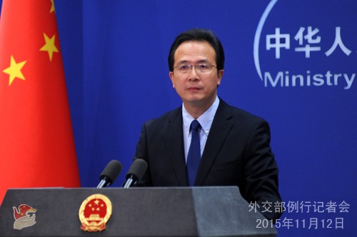 Ông Hồng Lỗi tại cuộc họp báo ngày 12-11. Ảnh: Bộ Ngoại giao Trung Quốc