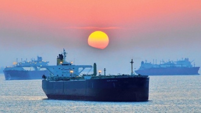 Tàu chở dầu trên Vịnh Oman (Ảnh: Financial Times)