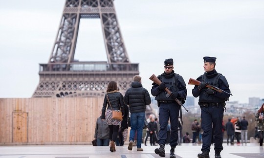 Cảnh sát tăng cường tuần tra sau khi nhận được lời đe dọa có bom ở Eiffel. Ảnh: EPA