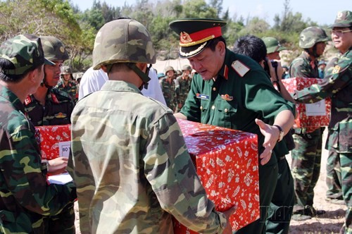 Thiếu tướng Võ Minh Lương, Phó Tư lệnh Quân khu 7 trao quà cho các chiến sĩ tham gia diễn tập