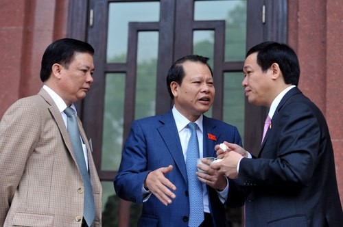 So với 2 người tiền nhiệm là Phó thủ tướng Vũ Văn Ninh (giữa) và Trưởng ban Kinh tế trung ương - Vương Đình Huệ (phải), nhiệm vụ cân đối ngân sách trong nhiệm kỳ của Bộ trưởng Đinh Tiến Dũng được đánh giá là rất khó khăn. Ảnh: H.H.