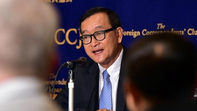 Lãnh đạo đảng đối lập Campuchia, Sam Rainsy đã thay đổi kế hoạch về nước - Ảnh: AFP
