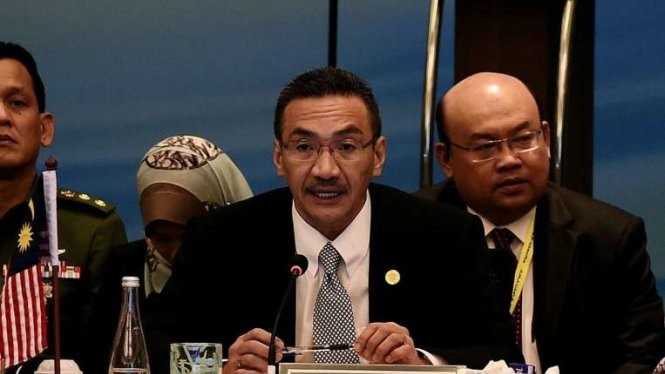 Bộ trưởng quốc phòng Malaysia Hishammuddin Tun Hussein (giữa) cho biết đã nhận được báo cáo về việc IS nhắm vào các mục tiêu tại Malaysia - Ảnh: AFP