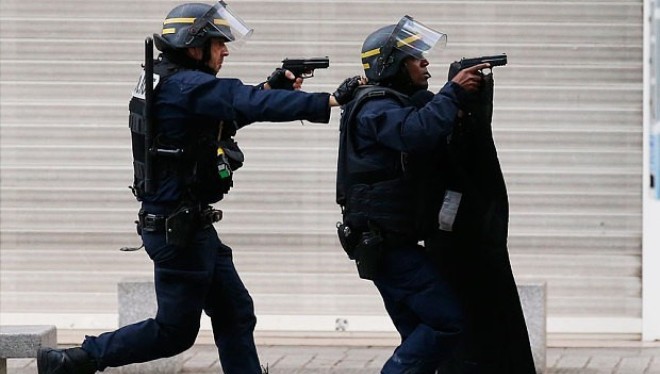 Cảnh sát bao vây tòa nhà ở Saint-Denis. Ảnh: AP