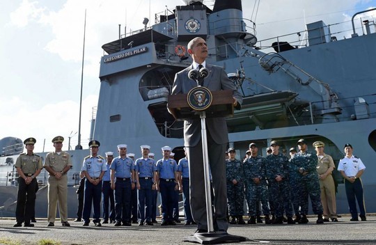 Tổng thống Mỹ Barack Obama phát biểu sau khi thăm tàu BRP Gregorio del Pilar ở Manila ngày 17-11Ảnh: AP