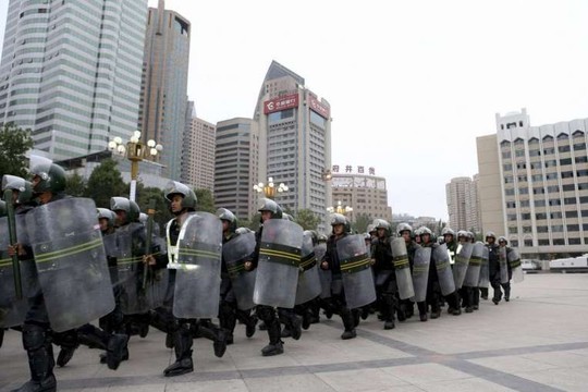 Cảnh sát bán quân sự trong một nhiệm vụ ở Tân Cương. Ảnh: Reuters