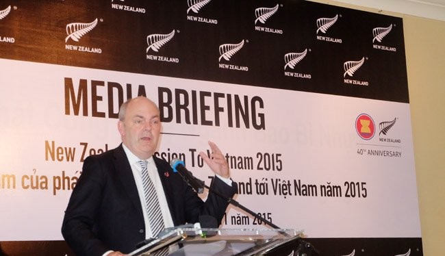 ộ trưởng Bộ Khoa học và Sáng kiến New Zealand Steven Joyce chia sẻ thông tin tại buổi gặp gỡ ngắn với phóng viên ở TPHCM - Ảnh: Quốc Hùng