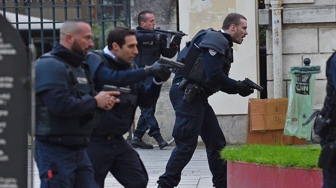 Đặc nhiệm Pháp được điều động đến tham gia cuộc bố ráp những kẻ tình nghi liên quan vụ khủng bố Paris đang bị truy nã, tại St Denis sáng 18.11 