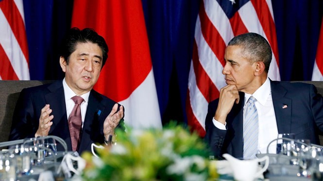 Thủ tướng Nhật Shinzo Abe (trái) và Tổng thống Mỹ Barack Obama tại Manila ngày 19.11 - Ảnh: Reuters