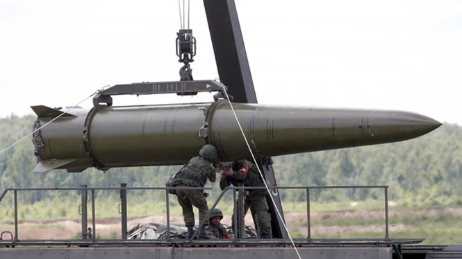 Vận chuyển tên lửa Iskander-M lên xe phóng - Ảnh: Reuters