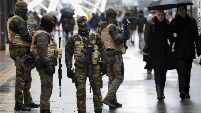 Lực lượng an ninh Bỉ được vũ trang đầy đủ tiến hành tuần tra ở các địa điểm quan trọng trong thủ đô - Ảnh: CNN
