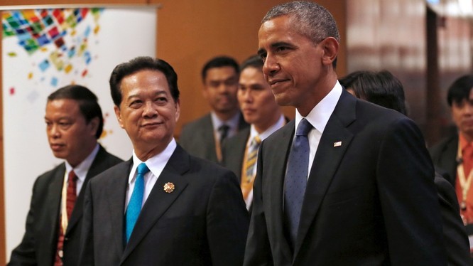 Thủ tướng Nguyễn Tấn Dũng (trái) và Tổng thống Barack Obama tại Hội nghị Cấp cao ASEAN lần 27 tại Malaysia - Ảnh: Reuters