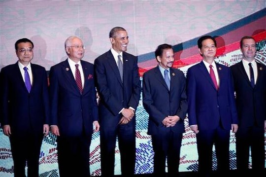 Thủ tướng Nguyễn Tấn Dũng và các nhà lãnh đạo tại Hội nghị Cấp cao Đông Á ở Kuala Lumpur - Malaysia ngày 22-11 Ảnh: AP