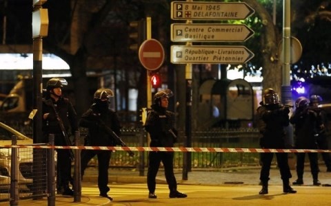 Cảnh sát Pháp chuẩn bị đột kích vào căn hộ được cho là nơi tên Abaaoud ẩn náu. Ảnh Reuters