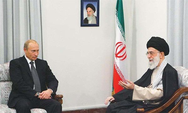 Lãnh đạo tối cao Iran Ayatollah Ali Khamenei tiếp Tổng thống Putin ở Tehran hồi tháng 10/2007. (Ảnh: Reuters)