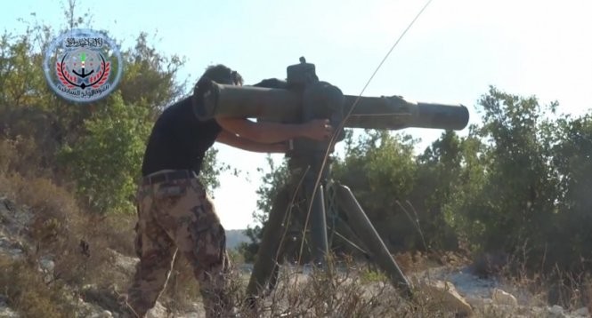 Ảnh chụp từ video cảnh quân nổi dậy Syria bắn tên lửa vào máy bay trực thăng Nga - Ảnh: Youtube