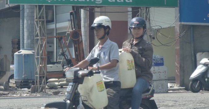 "Nữ tướng" giả làm người mua bán xăng lẻ - Ảnh: Sở KH-CN Đồng Nai cung cấp