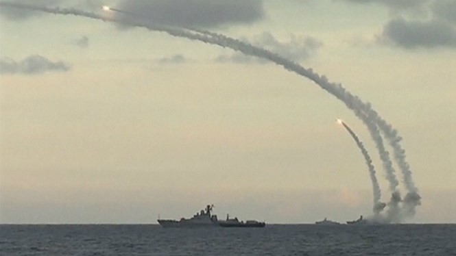 Tên lửa bắn từ tàu đổ bộ của Nga đến các mục tiêu tại Syria - Ảnh: Reuters/Bộ Quốc phòng Nga
