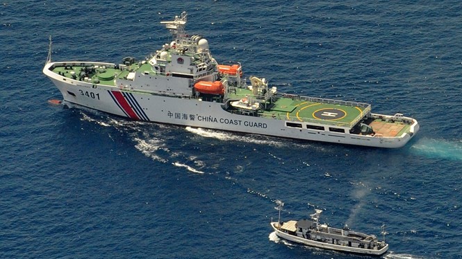 Tàu hải cảnh Trung Quốc (lớn) cản trở tàu Philippines trên Biển Đông - Ảnh: AFP