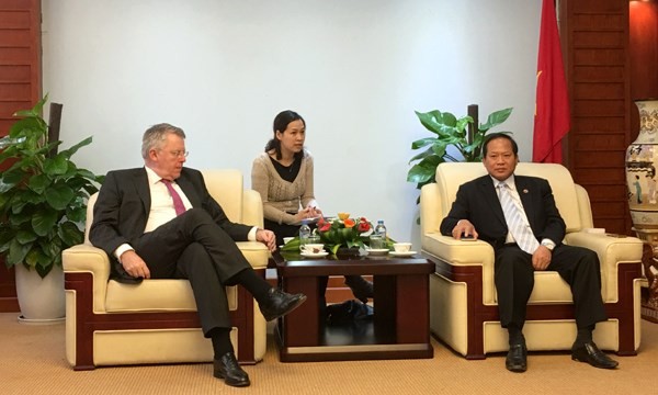 Thứ trưởng Trương Minh Tuấn (phải) tiếp đoàn lãnh đạo cấp cao của Đài truyền hình DW (Đức). Ảnh: T.C