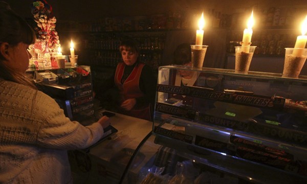 Dân Crimea phải sinh hoạt trong tình trạng mất điện trong vài ngày qua