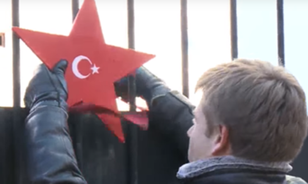 Alexey Goncharenko trao "huân chương" tại hàng rào của Đại sứ quán Thổ Nhĩ Kỳ ở Kiev