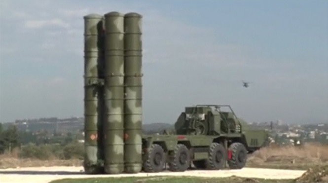 Một hệ thống tên lửa phòng không S-400 Nga triển khai tại Syria - Ảnh: Reuters