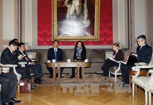 Thủ tướng Chính phủ Nguyễn Tấn Dũng gặp Chủ tịch Thượng viện Bỉ Christine Defraigne. Ảnh: Đức Tám – TTXVN