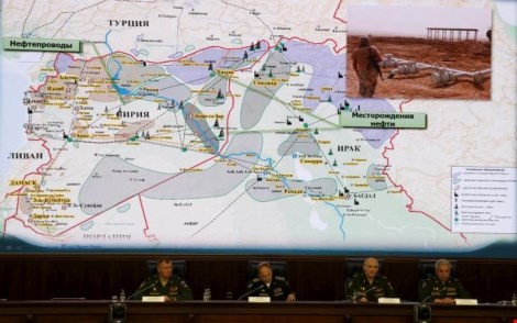 Các quan chức thuộc Bộ Quốc phòng Nga trình bày những bằng chứng hoạt động buôn dầu ở biên giới Thổ Nhĩ Kỳ-Syria ở Moscow ngày 2-12. Ảnh: Reuters