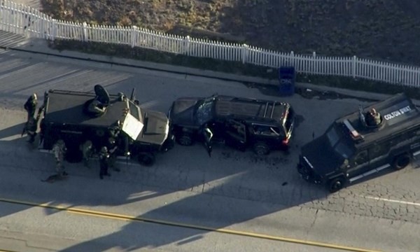 Cảnh sát tiêu diệt vợ chồng nghi phạm trên một chiếc xe SUV màu đen gần hiện trường vụ xả súng ở California