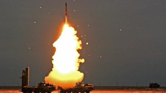 Tên lửa S-400 khai hỏa - Ảnh: Bộ Quốc phòng Nga