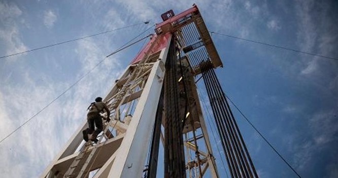 Giá dầu tăng ngay sau tin đồn Arab Saudi đề xuất giảm sản lượng